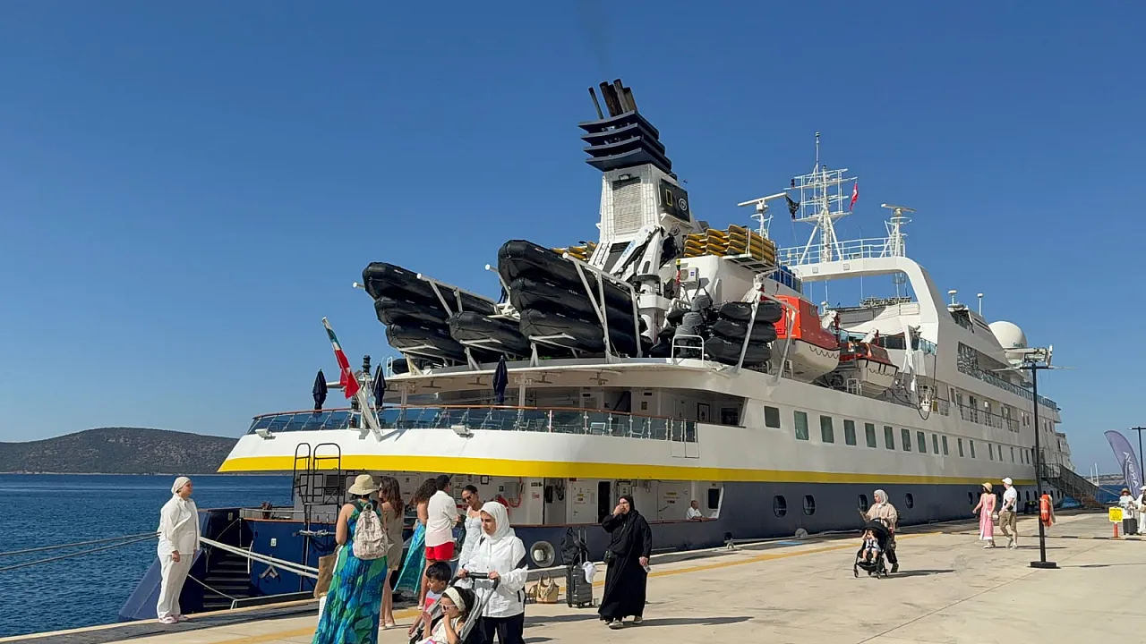 Bodrum'a iki kruvaziyerle 3 bin 292 turist geldi