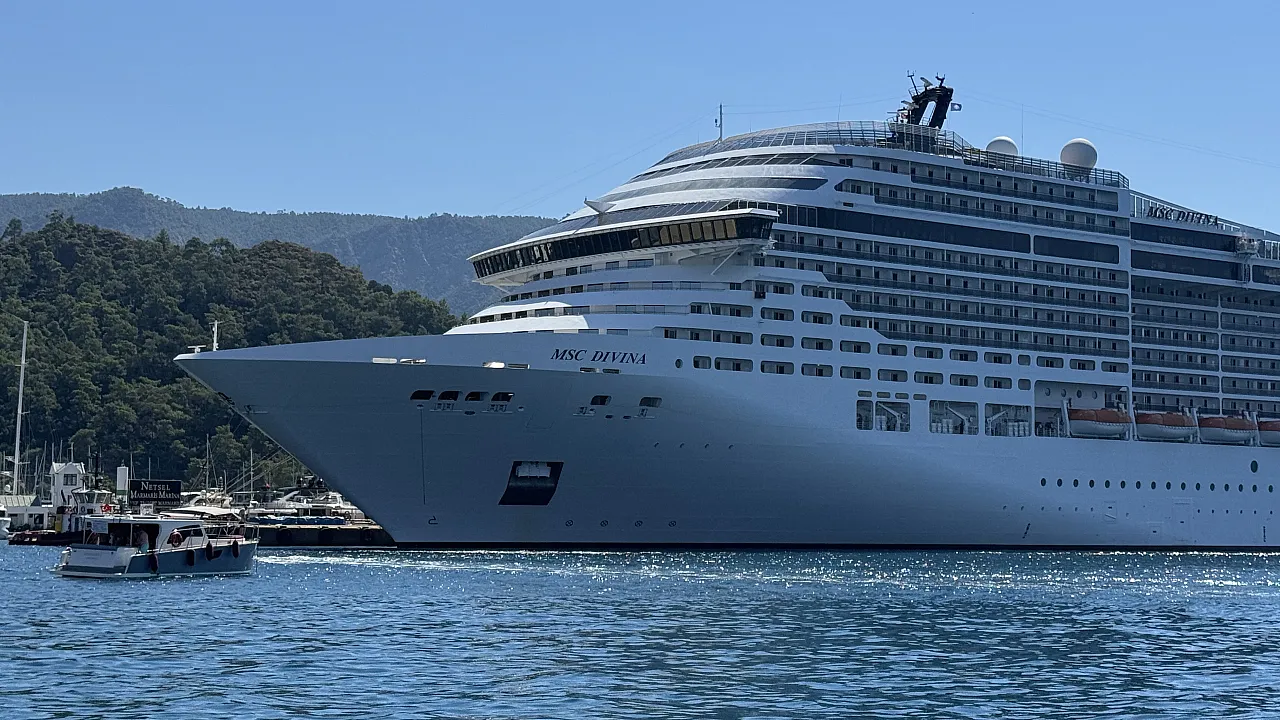 'MSC Divina' kruvaziyeri Marmaris'e 4 bin 111 turist getirdi