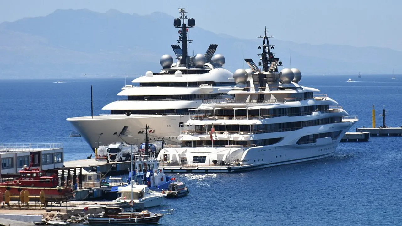 Bodrum'a gelen dev yatlar 'Blue' ve 'Hadar'a tankerlerle yakıt ikmali yapıldı