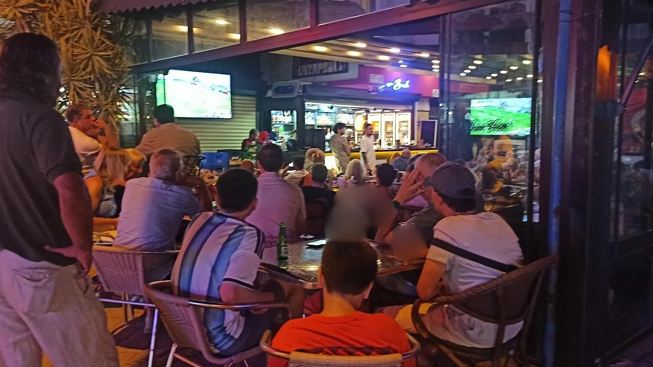Fethiye'de final heyecanı: Yerli ve yabancı turistler ekranlara kilitlendi