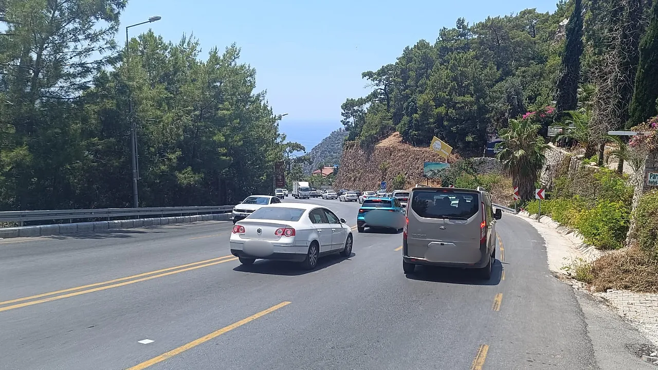 Fethiye-Ölüdeniz yolunda haftanın ilk gününde yoğun trafik