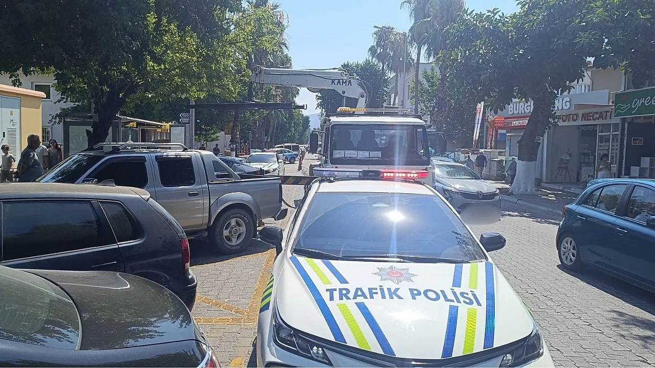 Fethiye'de otobüs durağına park eden araç çekiciyle kaldırıldı