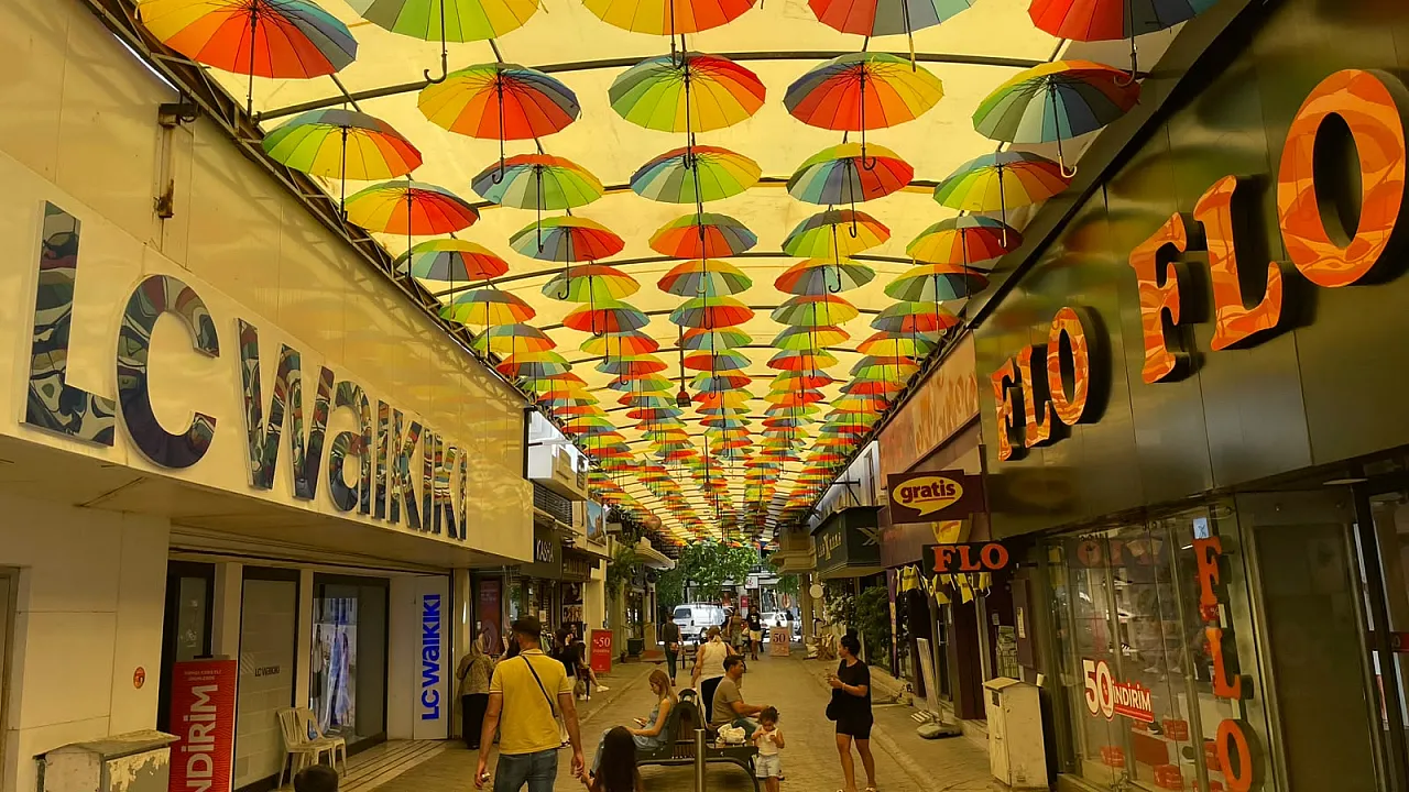 Fethiye'nin Ünlü Şemsiyeli Sokağı Modern Görünümüne Kavuştu