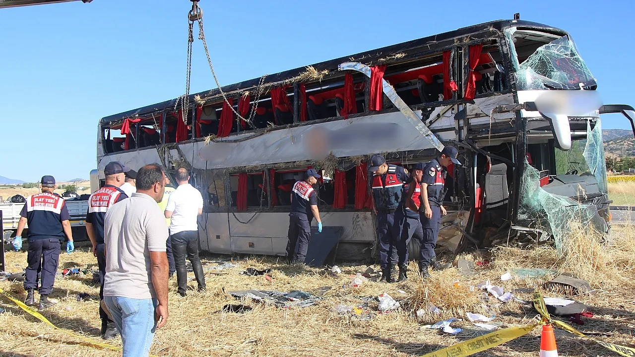 Amasya'da Çift Katlı Yolcu Otobüsü Devrildi 2'si Ağır 46 Yaralı