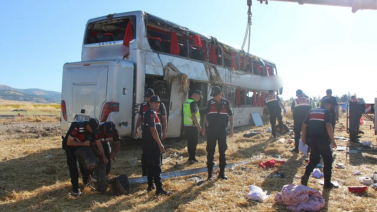 Amasya'da Çift Katlı Yolcu Otobüsü Devrildi 2'si Ağır 46 Yaralı