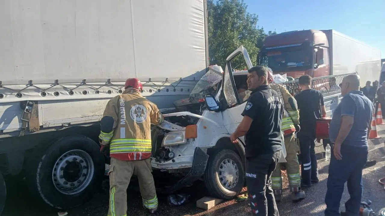 Manisa'da Korkunç Kaza! 18 Yaşındaki Genç Araçta Sıkıştı