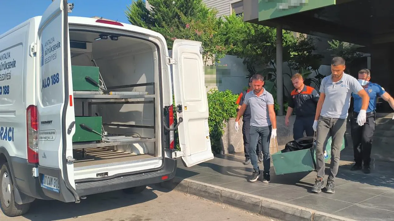Otel odasında ölü bulundu, yanındaki maddeler ekipleri alarma geçirdi