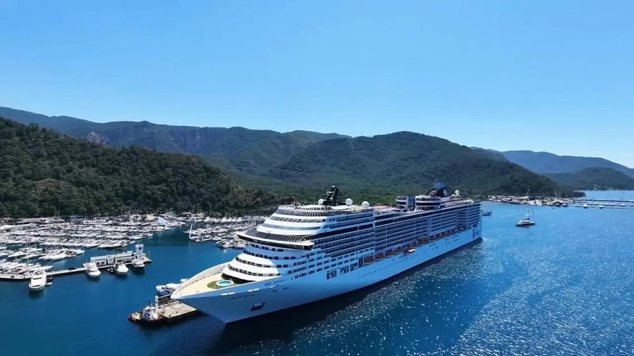 Denizden turist akını Marmaris'te kruvaziyer bereketi yaşanıyor
