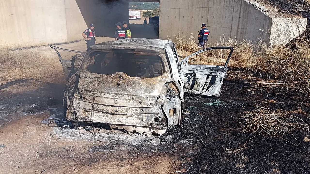 İzmir-İstanbul Otoyolu'nda Otomobil Alev Aldı: 4 Yaralı