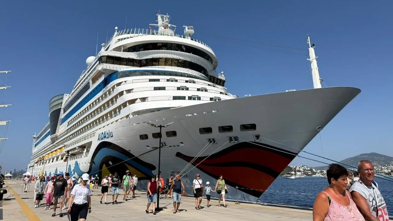 Bodrum'a 3 gemiyle 2 bin 761 turist geldi