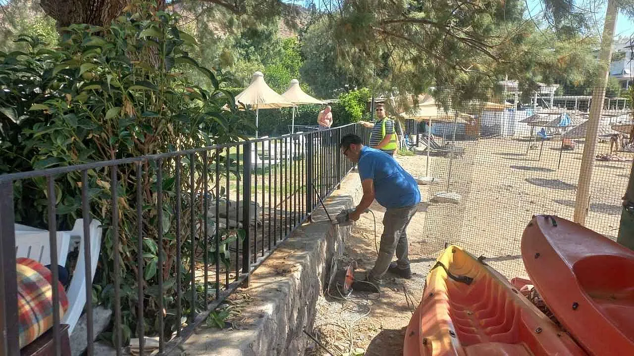 Bodrum'da sahile ulaşımı engelleyen kaçak yapılar yıkıldı