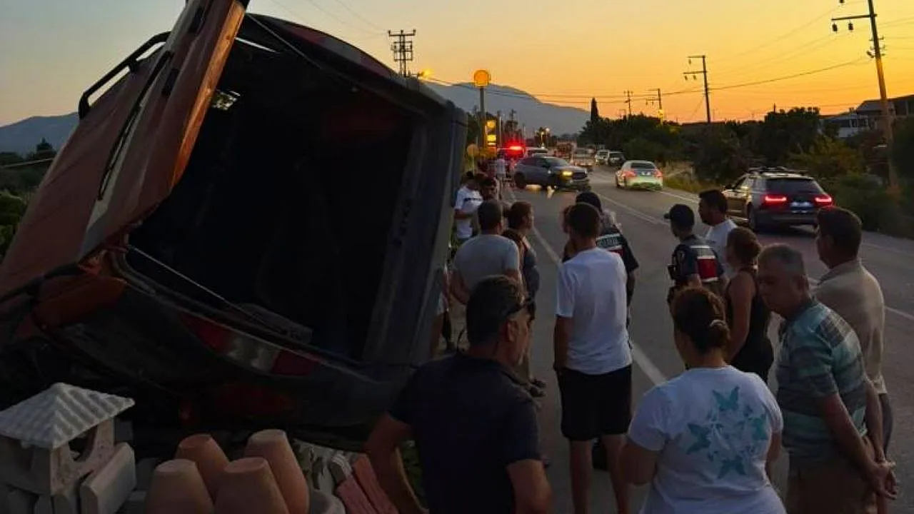 Datça'da korkutan kaza: Devrilen araç iş yerlerine metreler kala durdu