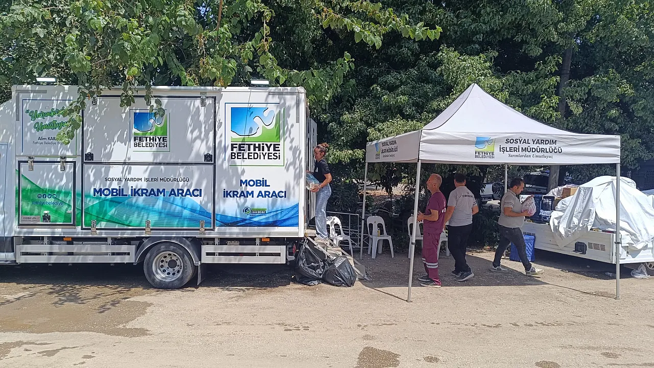 Muğla Büyükşehir ve Fethiye Belediyesi ekipleri yangın bölgesini bir an olsun yalnız bırakmadı
