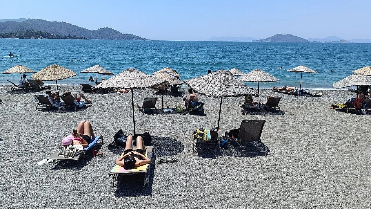 Fethiye Çalış Sahili'nde Yerli ve Yabancı Turistler Denizin Keyfini Çıkardı