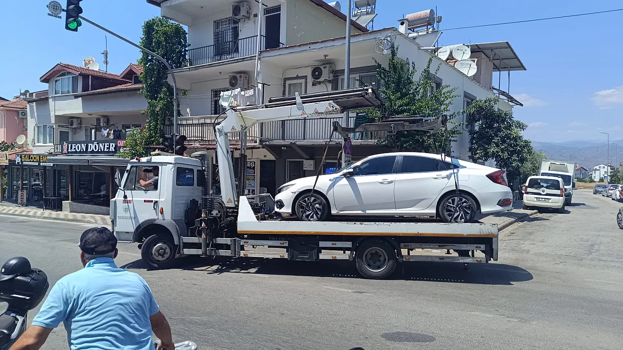 Fethiye'de hatalı park eden araç çekiciyle kaldırıldı