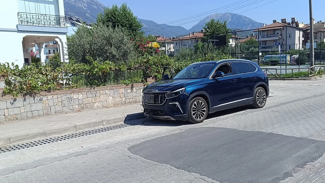 Fethiye'de kavşakta çarpışan araçlarda hasar oluştu