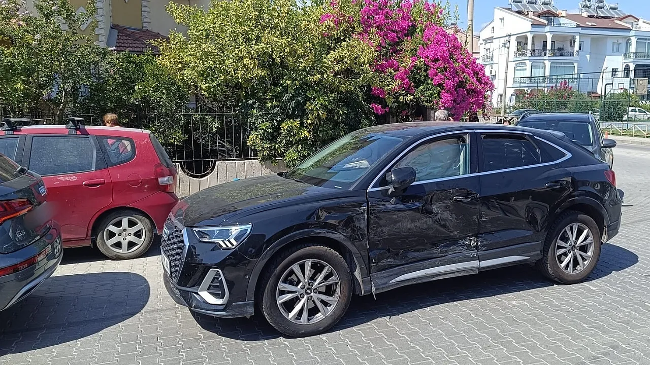 Fethiye'de kavşakta çarpışan araçlarda hasar oluştu