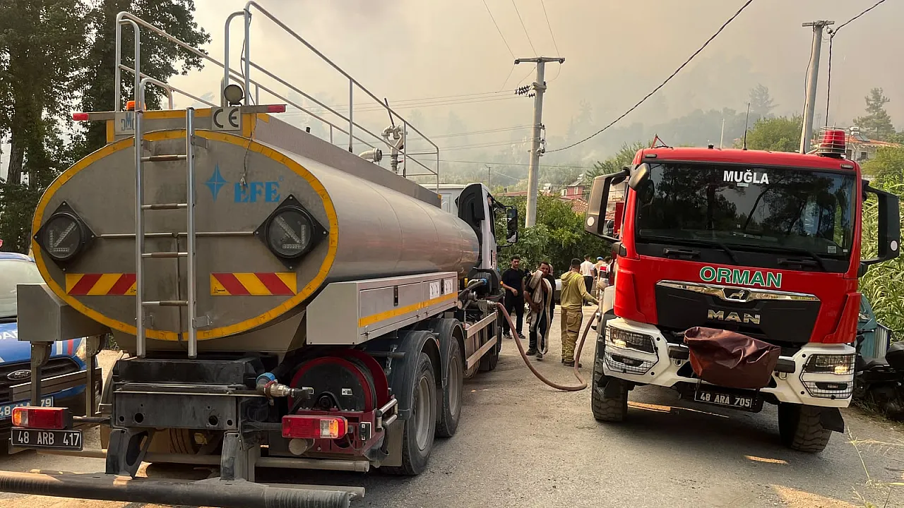 Fethiye'de yangın büyüyor: Kirişli Sokak tahliye ediliyor