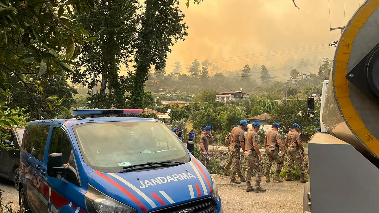 Fethiye'de yangın büyüyor: Kirişli Sokak tahliye ediliyor