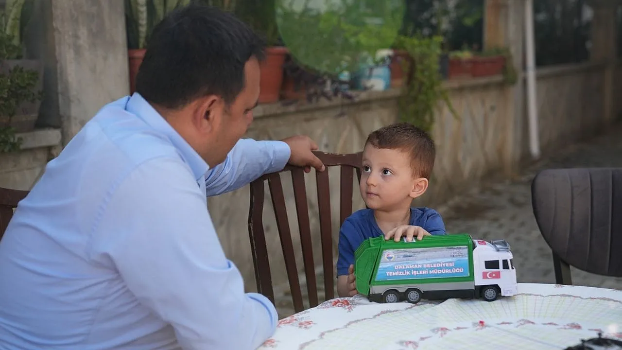 Her sabah çöp kamyonunu selamlayan miniğe Başkan Durmuş'tan sürpriz