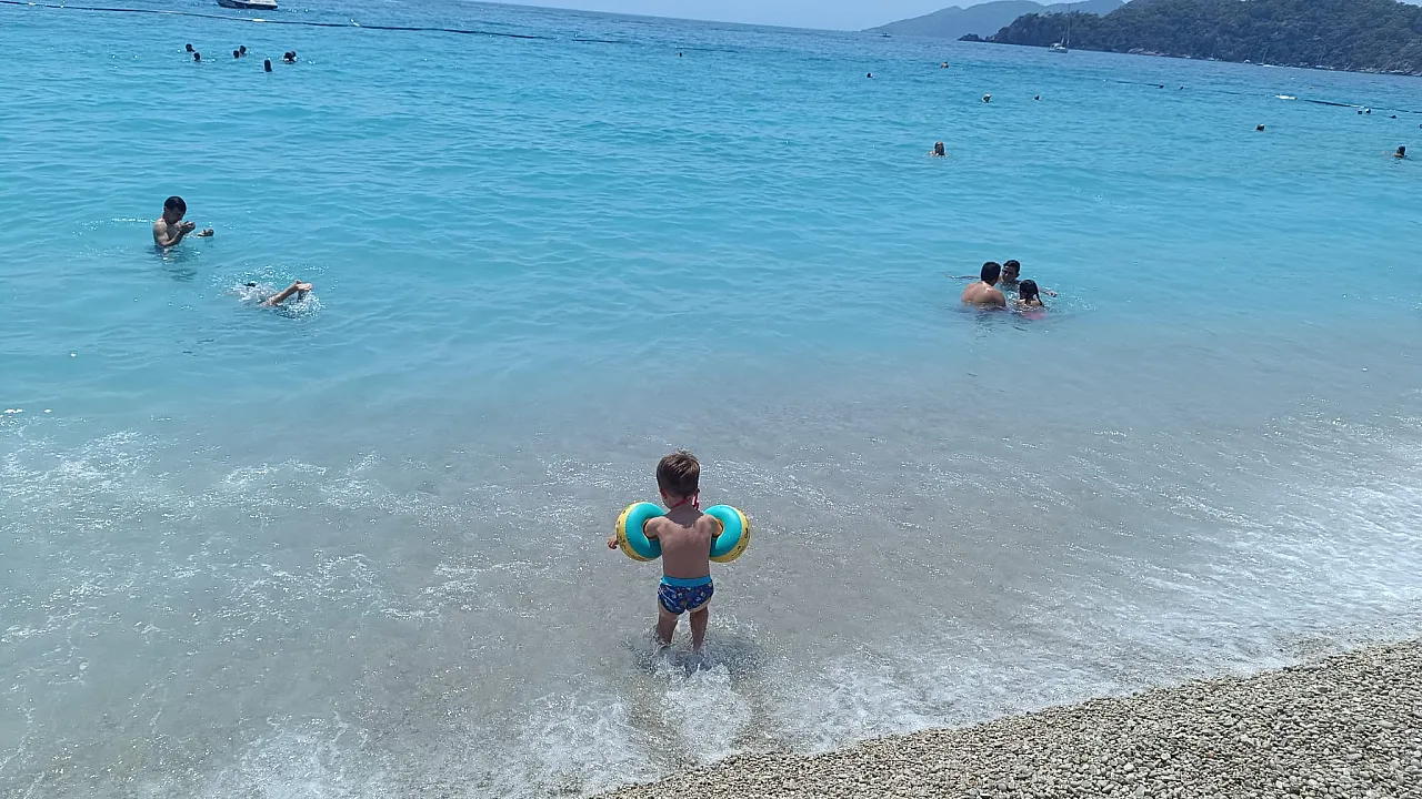 İstanbullu tatilciden Ölüdeniz'deki ücretsiz halk plajına tam not
