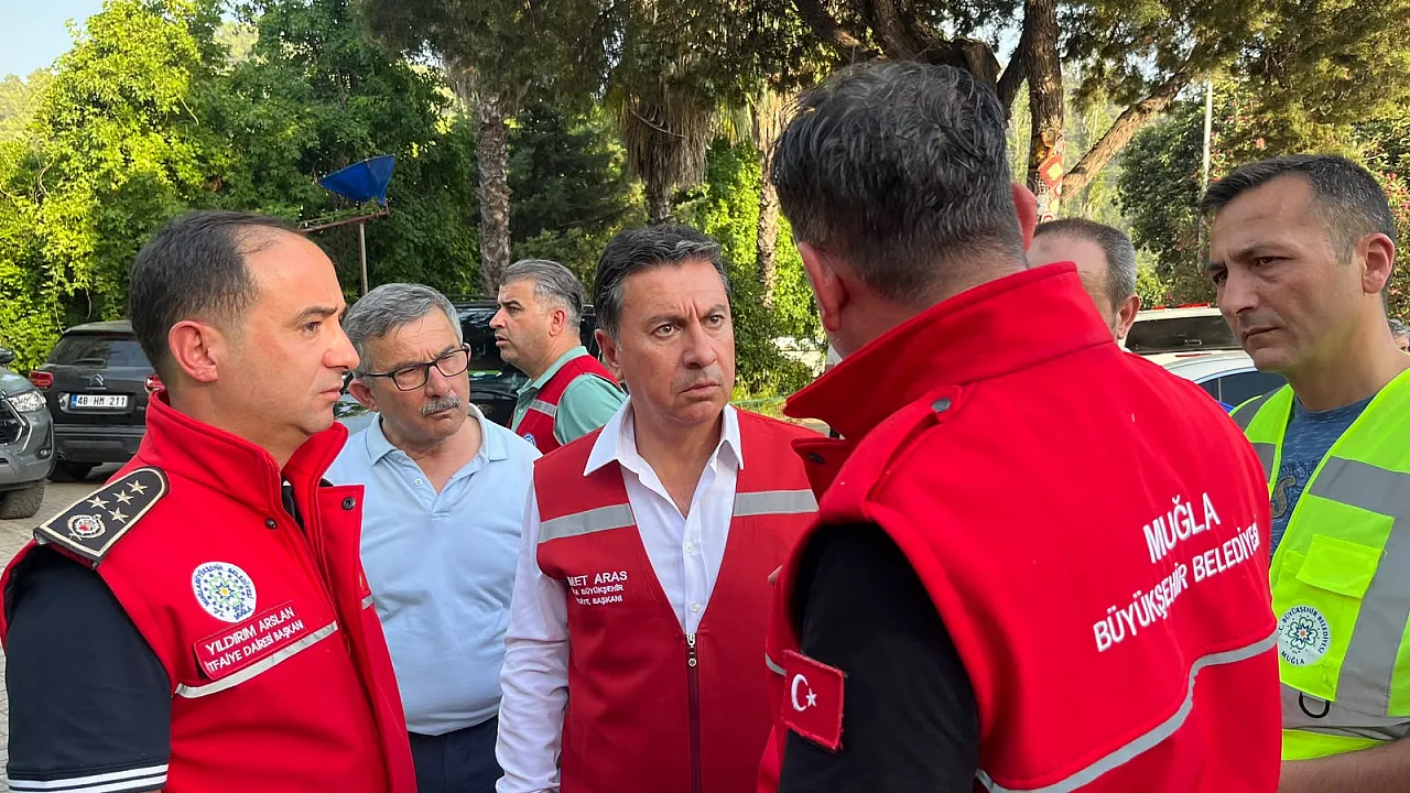 Muğla Büyükşehir ve Fethiye Belediyesi ekipleri yangın bölgesini bir an olsun yalnız bırakmadı