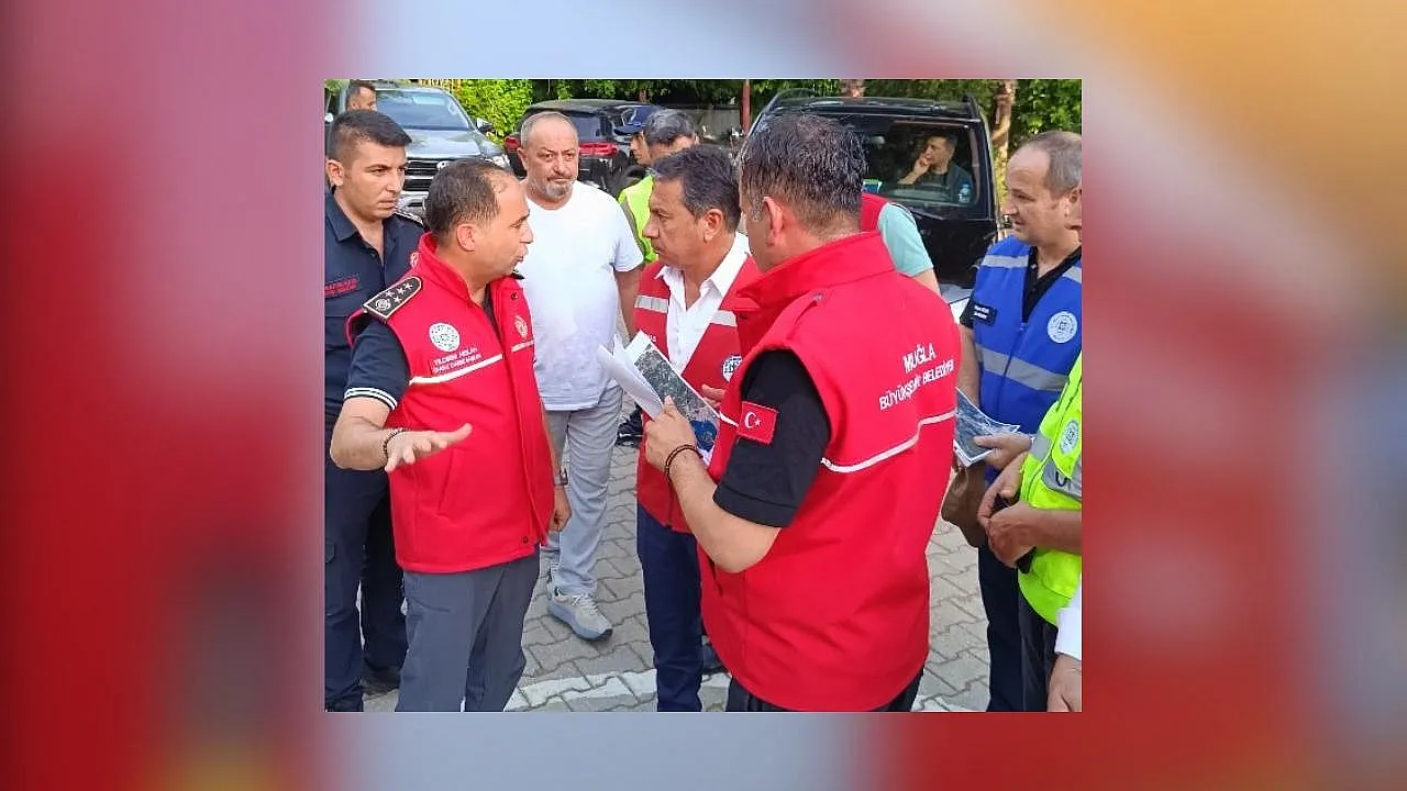 Muğla Büyükşehir ve Fethiye Belediyesi ekipleri yangın bölgesini bir an olsun yalnız bırakmadı