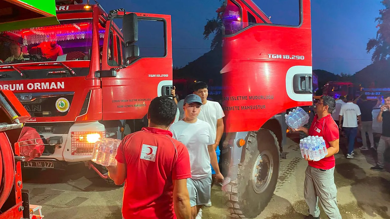 Türk Kızılay Fethiye Şubesi'nden yangınla mücadele eden ekiplere destek