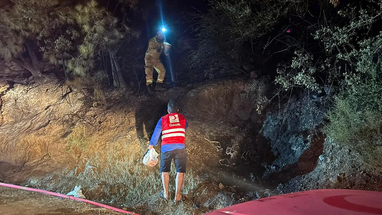 Türk Kızılay Fethiye Şubesi'nden yangınla mücadele eden ekiplere destek