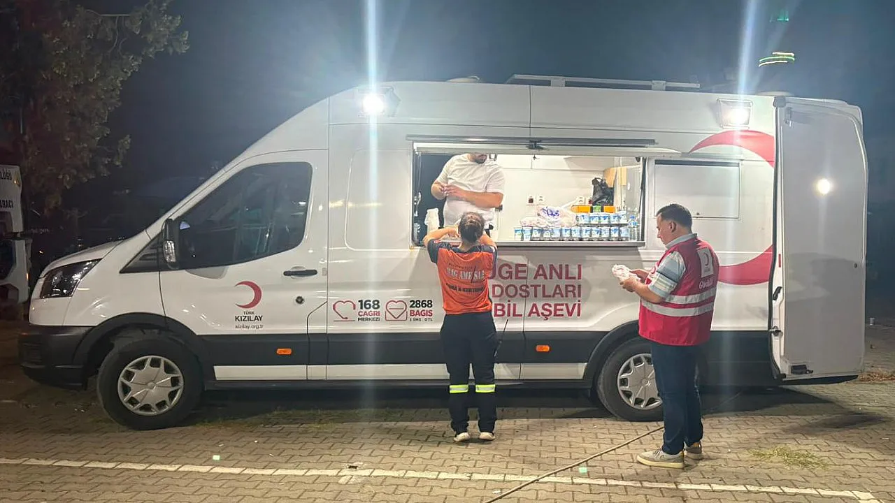 Türk Kızılay Fethiye Şubesi'nden yangınla mücadele eden ekiplere destek
