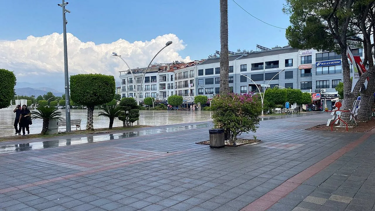 Fethiye'de Ağustos Sıcağına Yaz Yağmuru Sürprizi