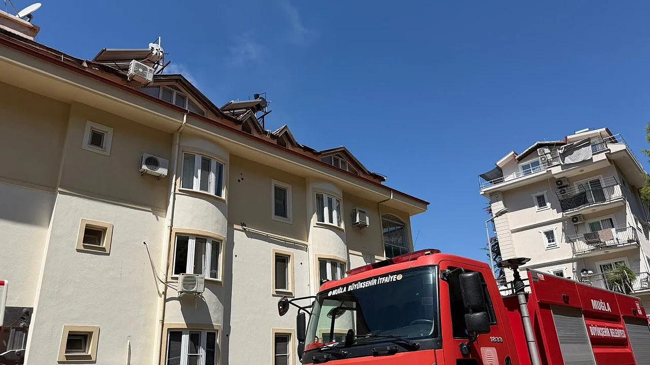 Fethiye'de site içerisindeki binanın çatısında yangın çıktı