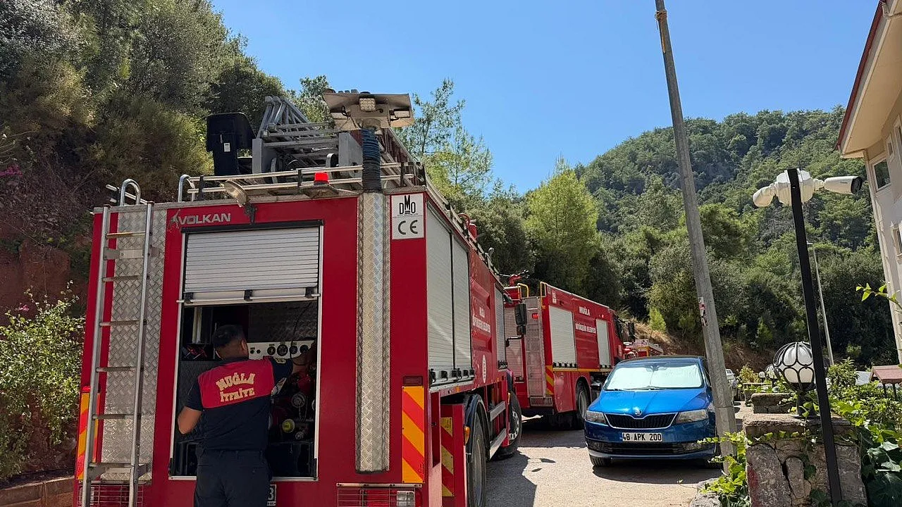 Fethiye'de site içerisindeki binanın çatısında yangın çıktı