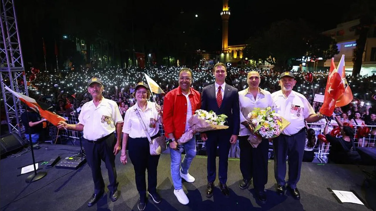 Bodrum'da binlerce kişi 30 Ağustos Zafer Bayramı'nı kutladı