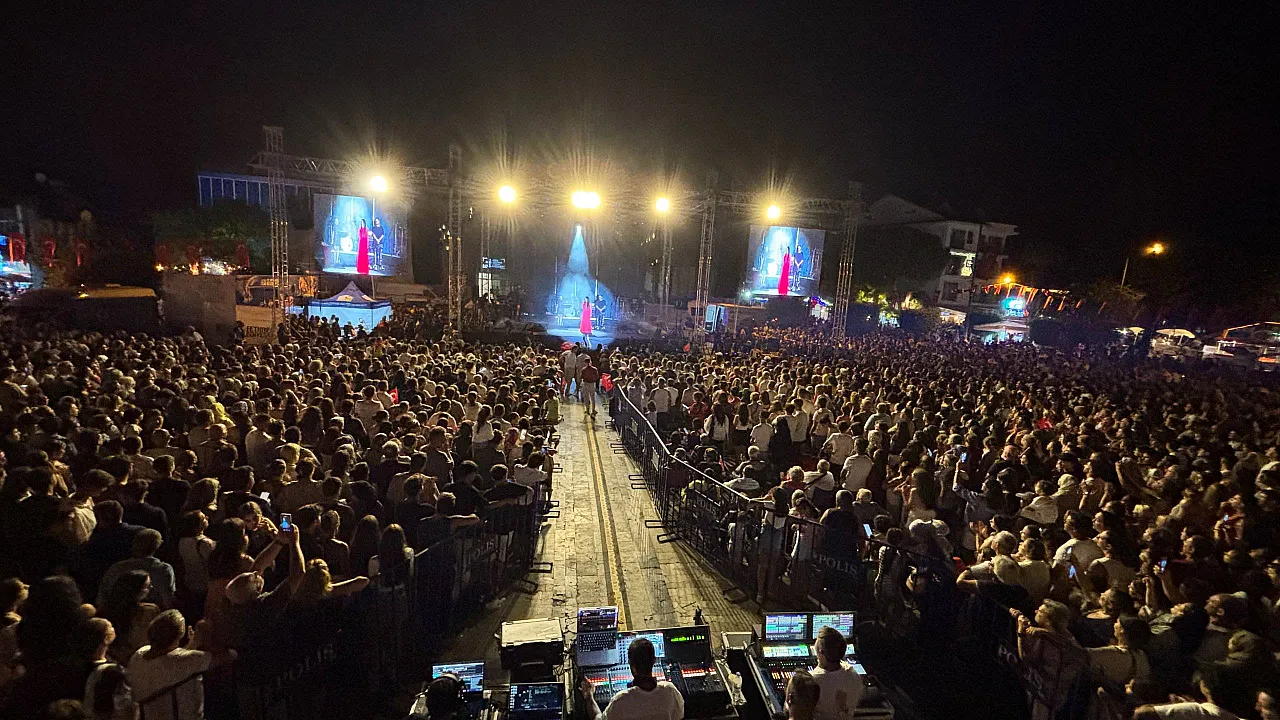 Fethiye'de 30 Ağustos Coşkusu: Burcu Güneş Sahne Aldı