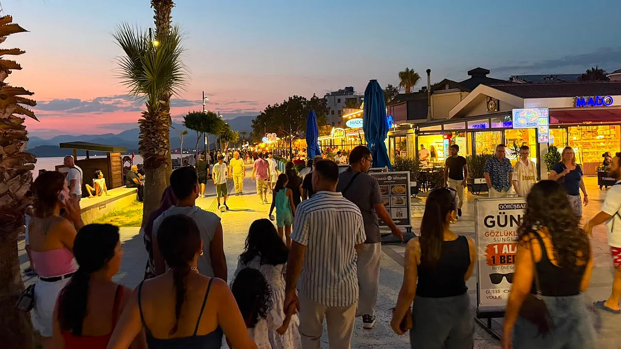 Fethiye Çalış Plajı akşamları serinlemek isteyenlerin adresi oldu