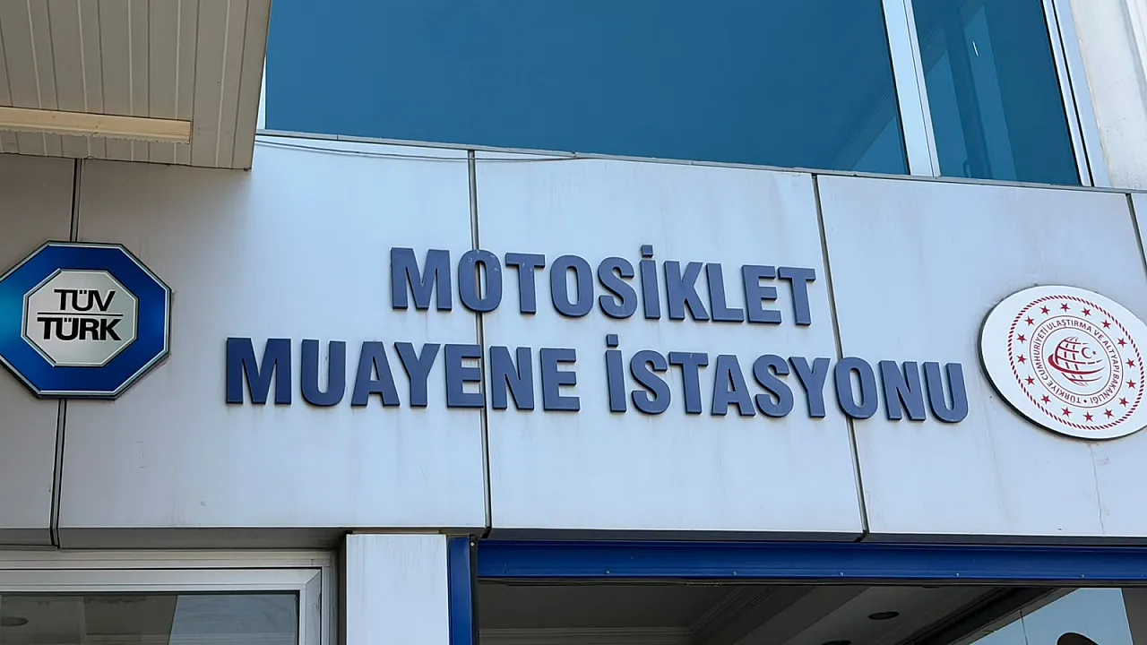 Fethiye'de muayene zamanı gelen motosikletler TÜVTÜRK yolunda
