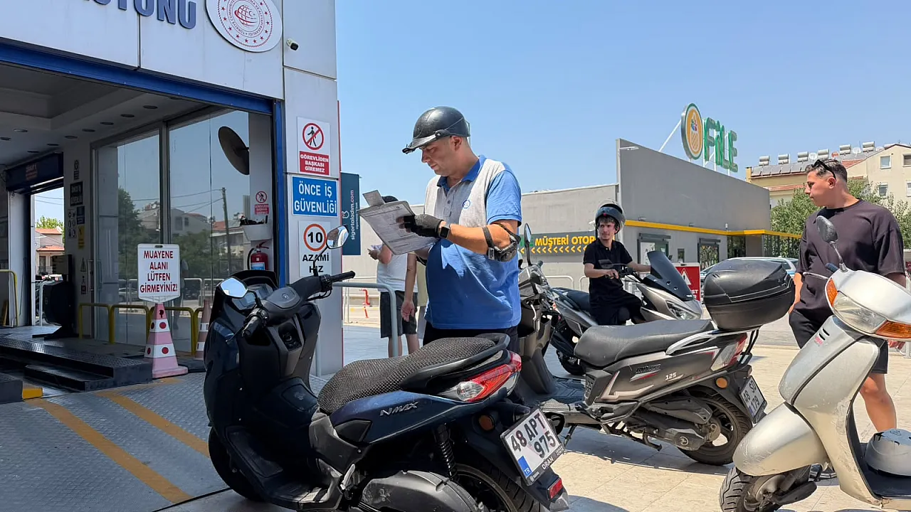 Fethiye'de muayene zamanı gelen motosikletler TÜVTÜRK yolunda