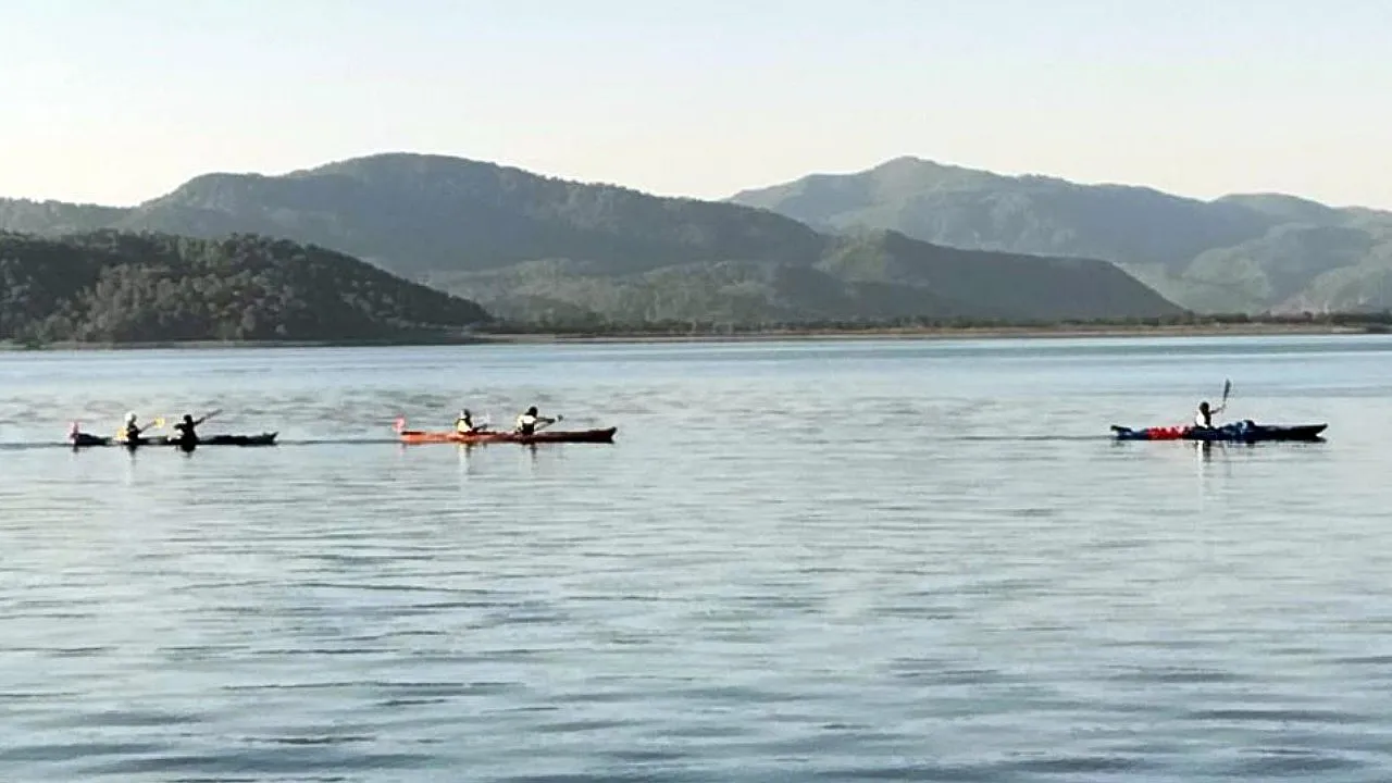 Köyceğiz Gölü'nde Türkiye ve Azerbaycan dostluğu için kürek çektiler