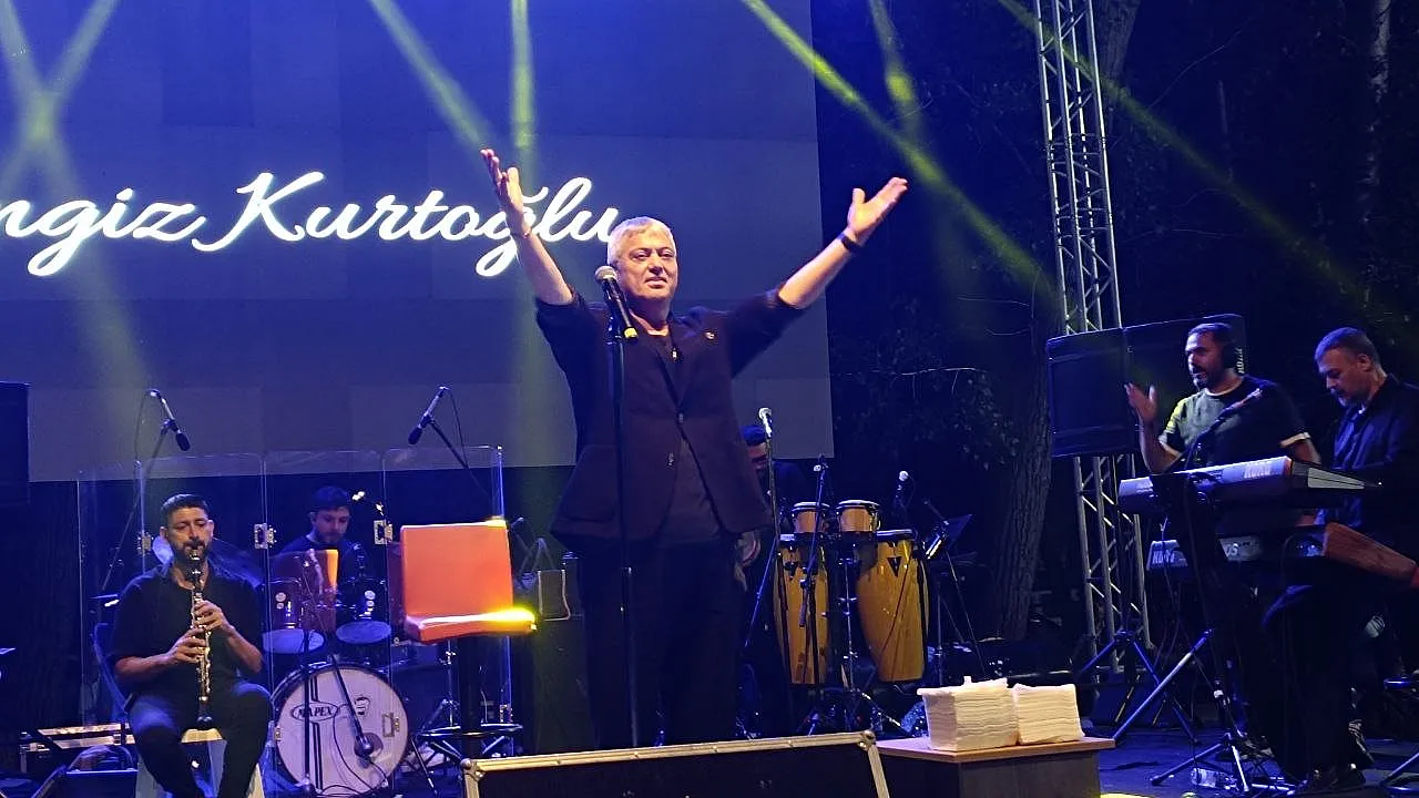 Seydikemer'de Cengiz Kurtoğlu Coşkusu! Ünlü Sanatçı Sahneye Çıktı