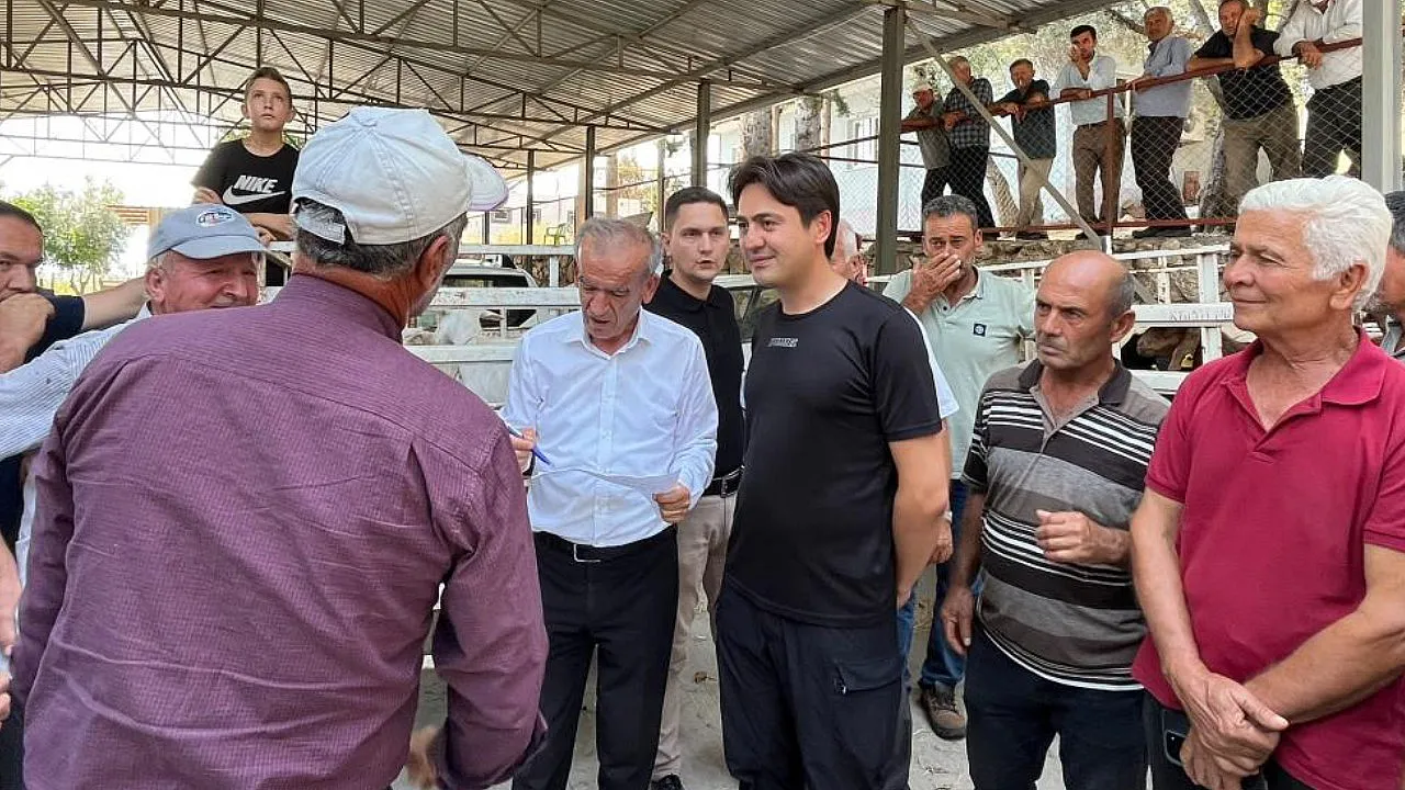Seydikemer'de yangında hayvanlarını kaybeden çiftçilere küçükbaş hayvan desteği