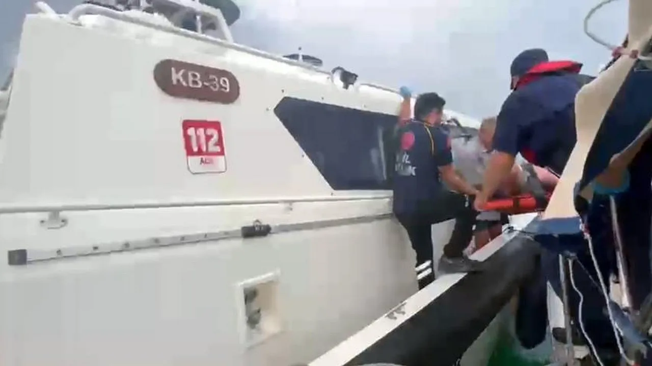 Marmaris ve Fethiye'de teknelerde yaralanan 2 kişiye Sahil Güvenlikten tıbbi tahliye