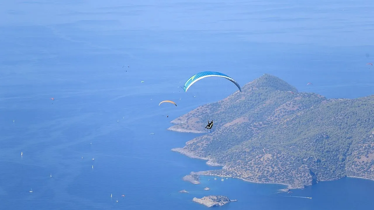 Fethiye'de yamaç paraşütü uçuşlarında Çinli tursit yoğunluğu yaşanıyor