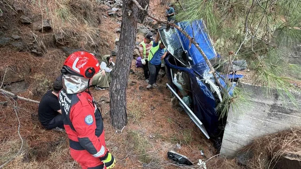Fethiye Göcek'te trafik kazası: 1 kişi araçta mahsur kaldı