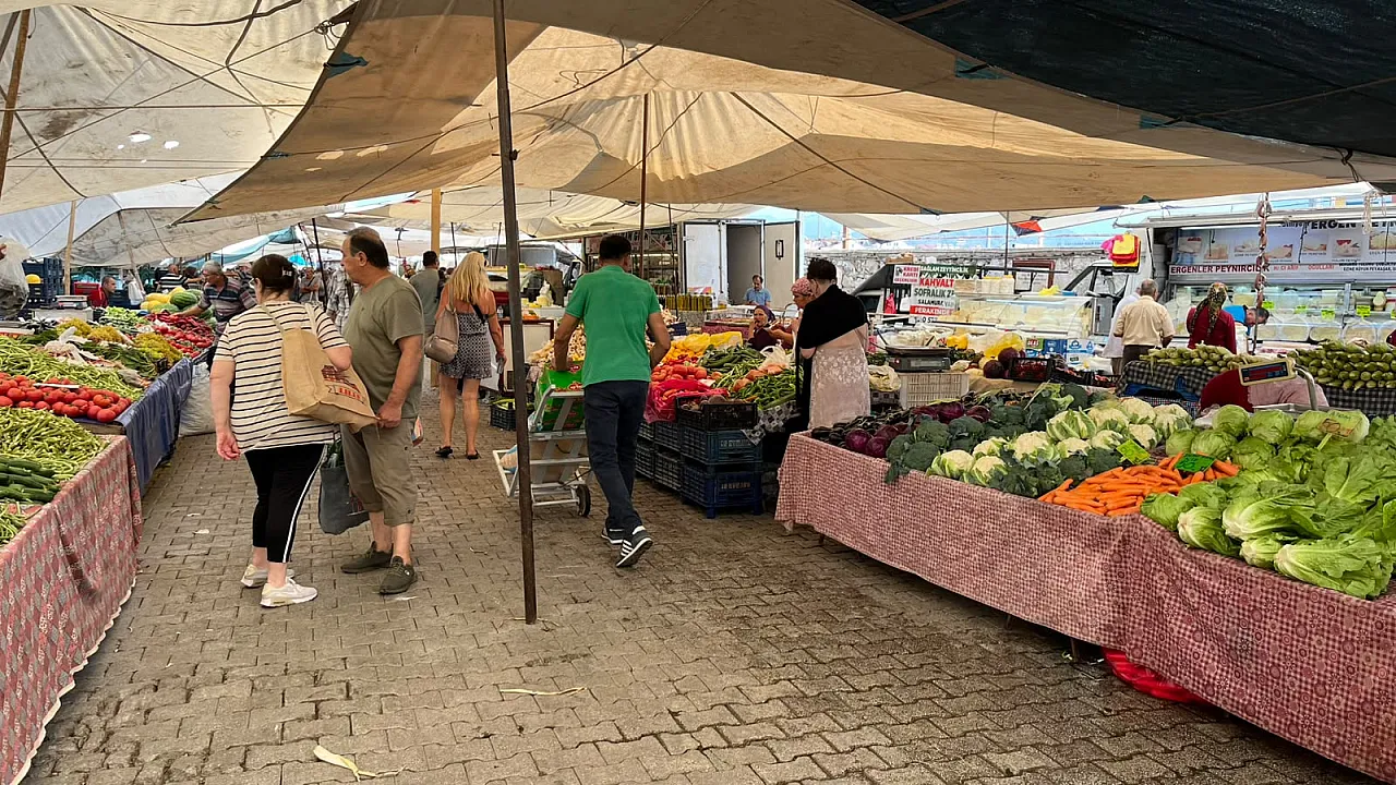 Fethiye Salı Pazarı'nda tezgahlar hareketli, vatandaşın gözü fiyatlarda