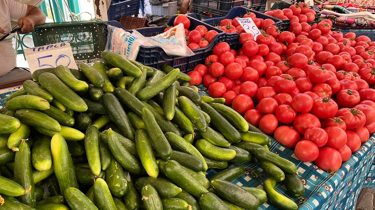 Fethiye Salı Pazarı'nda tezgahlar hareketli, vatandaşın gözü fiyatlarda