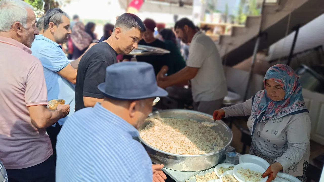 Fethiye'de Aylin Naz ve Durmuş Can için düğün yemeği düzenlendi