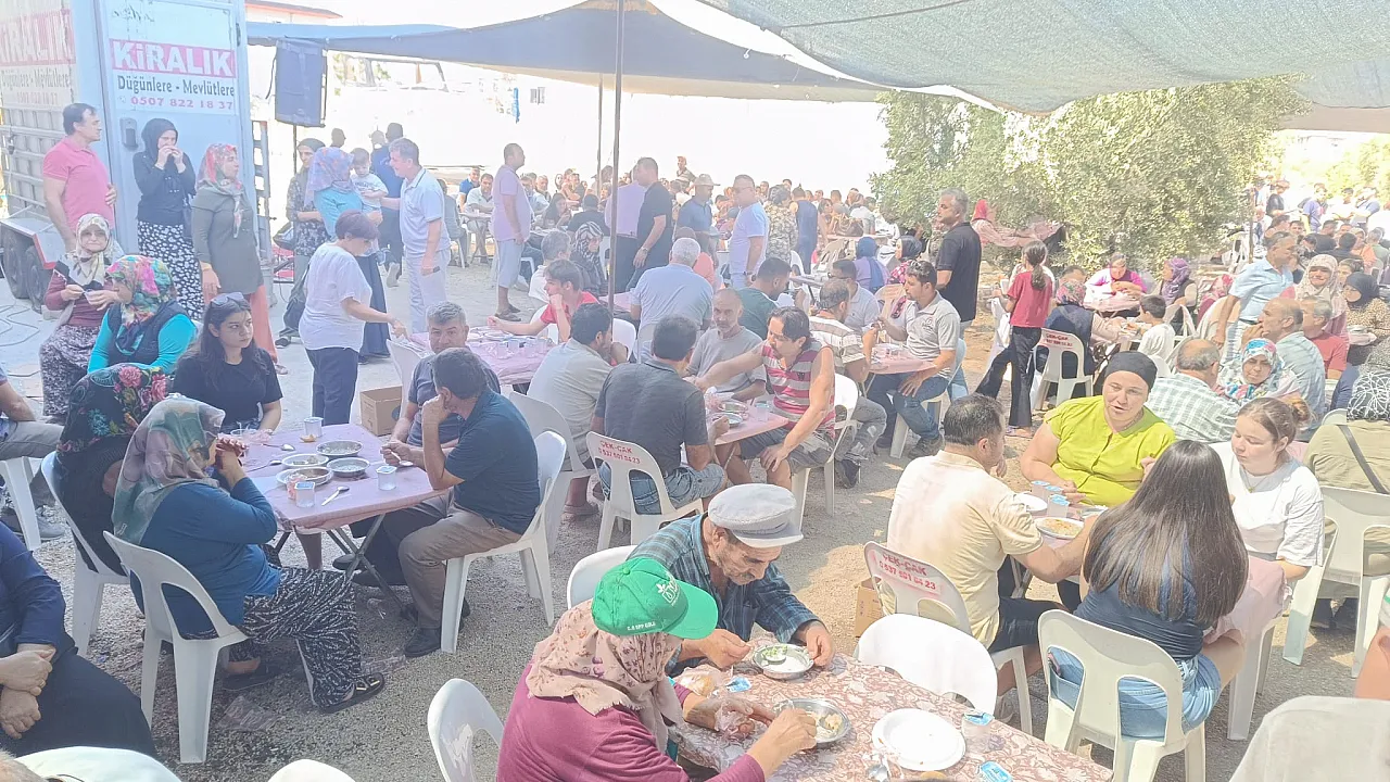 Fethiye'de Aylin Naz ve Durmuş Can için düğün yemeği düzenlendi