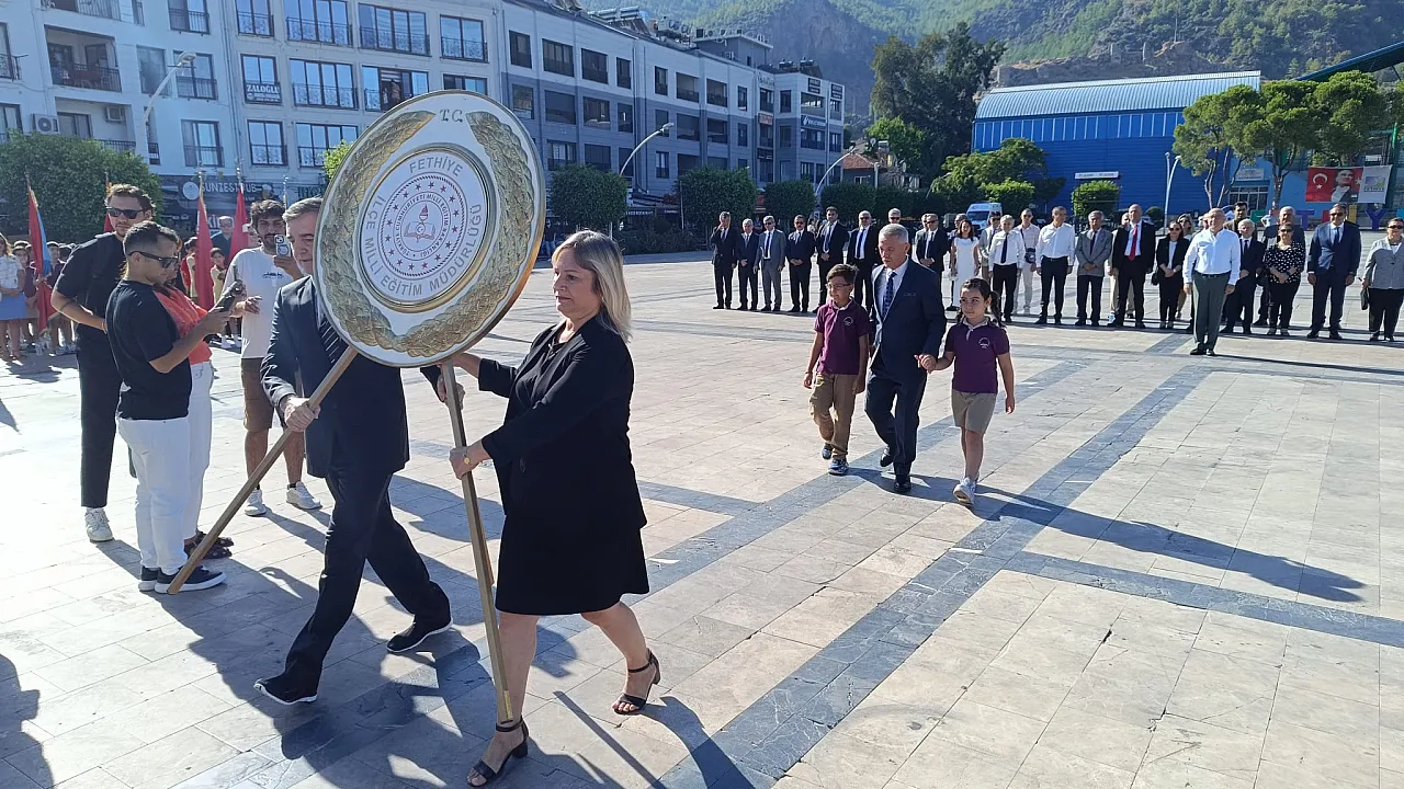 Fethiye'de İlköğretim Haftası çelenk töreniyle başladı