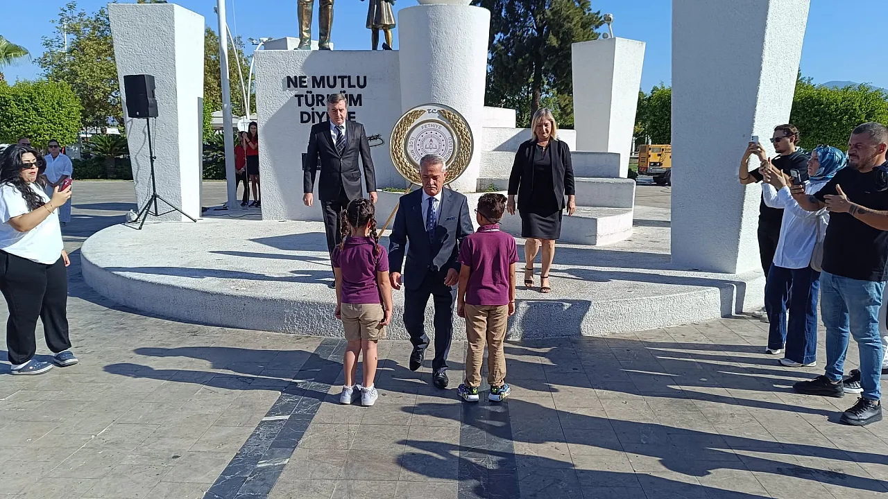 Fethiye'de İlköğretim Haftası çelenk töreniyle başladı